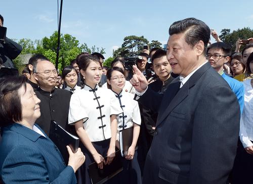 習近平在北京大學觀看北大師生紀念五四運動95周年青春詩會時同朗誦者親切交談。