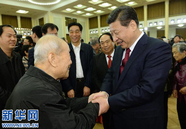 習近平同首都各界人士親切交談，祝賀新春。