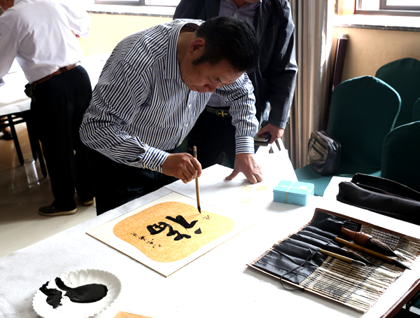 中國(guó)人民畫院杭州分院副院長(zhǎng)馮雪林現(xiàn)場(chǎng)書法創(chuàng)作