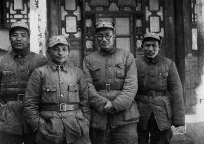 129師領(lǐng)導(dǎo)在河北涉縣留影。左起：李達(dá)、鄧小平、劉伯承、蔡樹藩。
