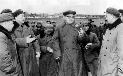 1964年，賀龍在北京軍區(qū)空軍某部視察
