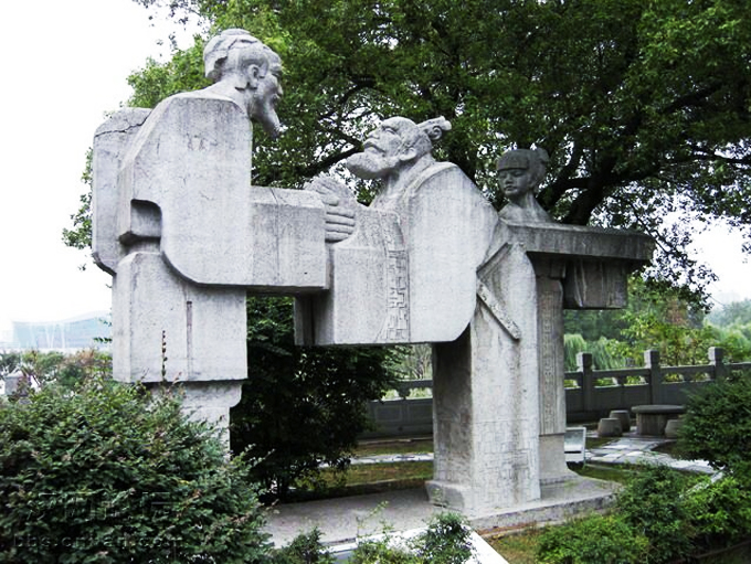 古琴臺景區(qū)內(nèi)俞伯牙與鐘子期雕塑